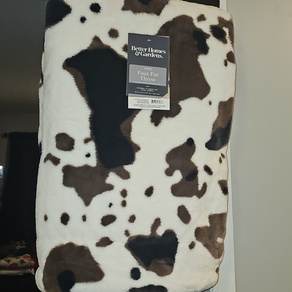 Better Homes & Gardens, Cowhide Faux Fur Throw, 50X60 Inches! Nwts!!